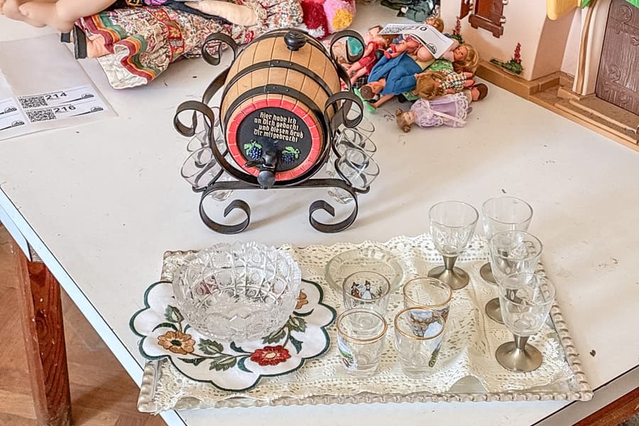 Deko Holzfass mit Spirituosengläser auf Tablett